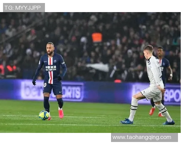 巴黎圣日耳曼足球俱乐部宣布签下新球员，引发球迷热议